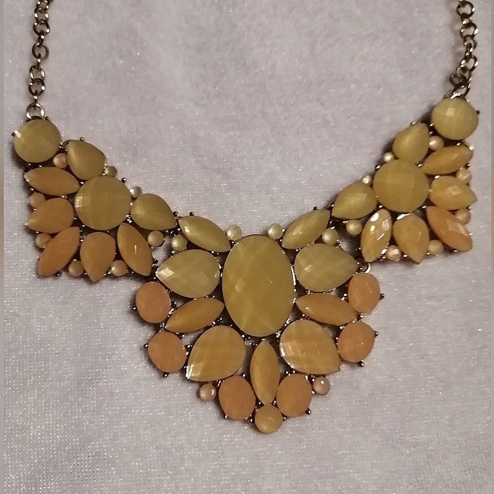 π₯SALEπ₯ Stunning Light Gold Apricot Colored Acrylic Gold Tone Necklace - Picture 3 of 4